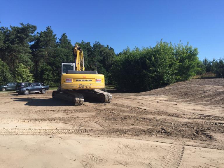 Maschinen im Einsatz – Tiefbau-Team auf der Baustelle in Aktion
