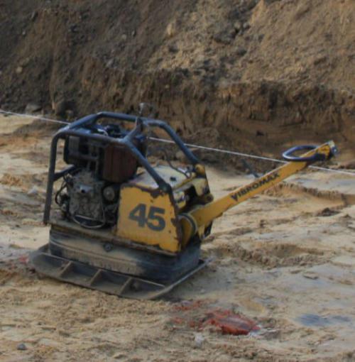 Rüttelplatte im Einsatz