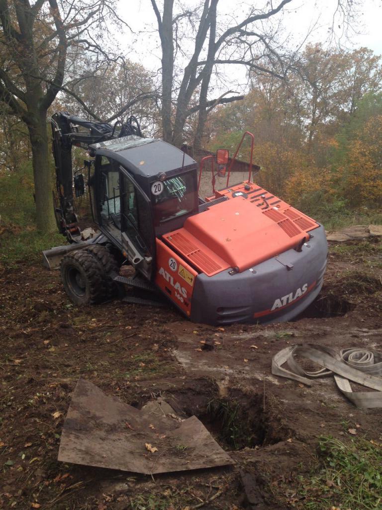 Bagger in alte Grube eingebrochen