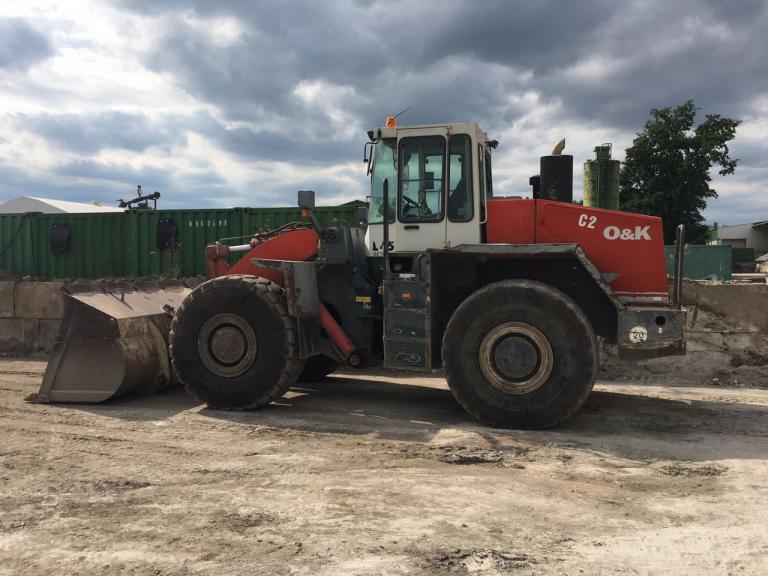 Aushub und Verdichtung – Bodenvorbereitung für Straße oder Parkplatz