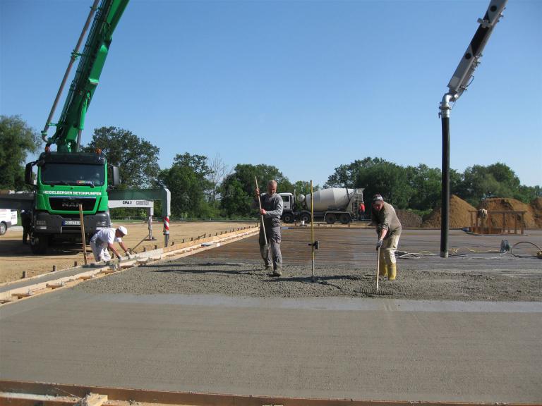 Betonpumpe bringt Beton ein