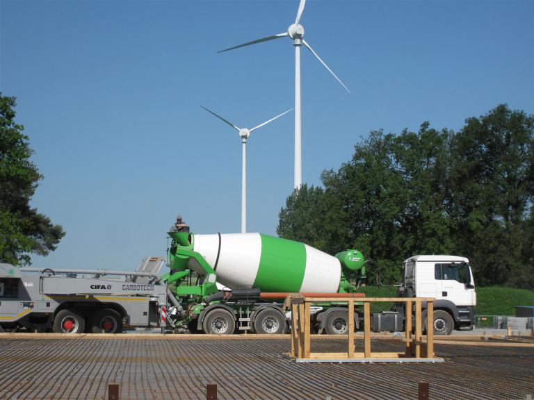 Betonmischer beliefert Baustelle