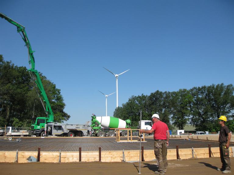 Betonmischer beliefert auf der Baustelle die Betonpumpe 