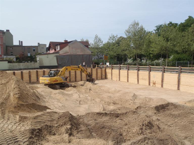 Bagger planiert das Gelände