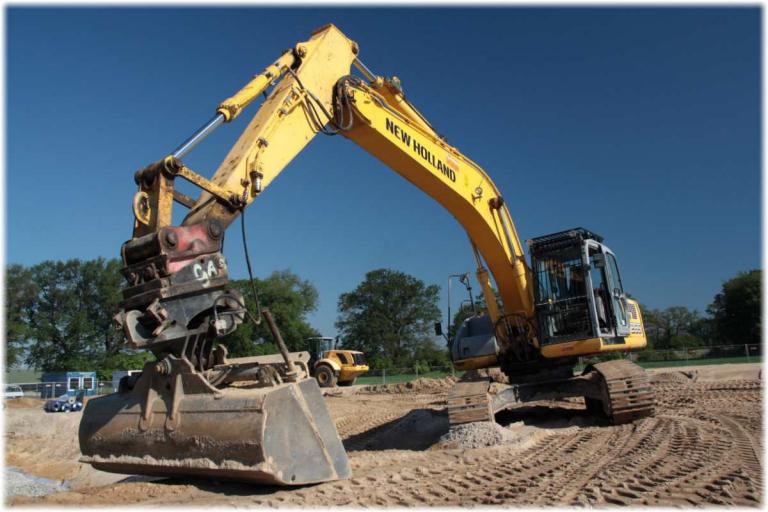 Großer Bagger bei der Arbeit im Gelände