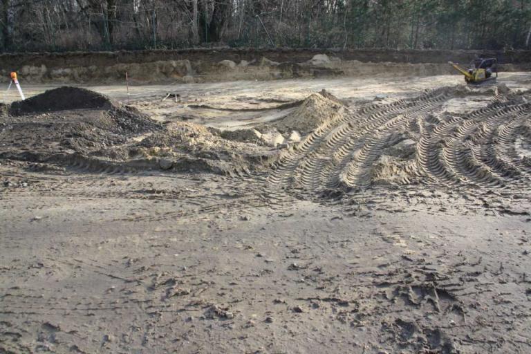 Spuren eines Radladers im Sand
