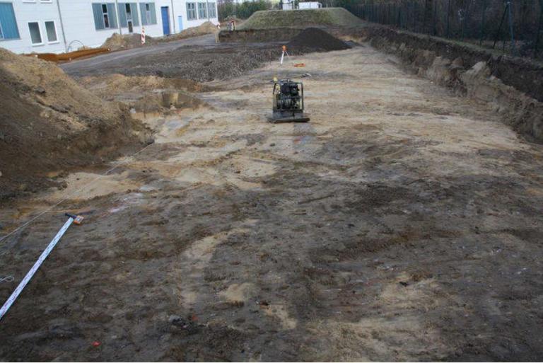 Aushub und Verdichtung – Bodenvorbereitung für Straße oder Parkpl