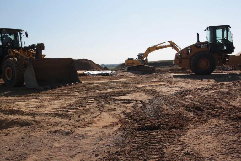 Team beim Planieren des Untergrundes – Start für bevorstehende Baumaßnahme
