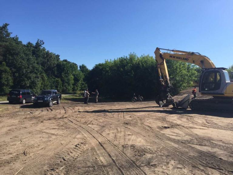 Team beim Planieren des Untergrundes – Start für bevorstehende Baumaßnahme