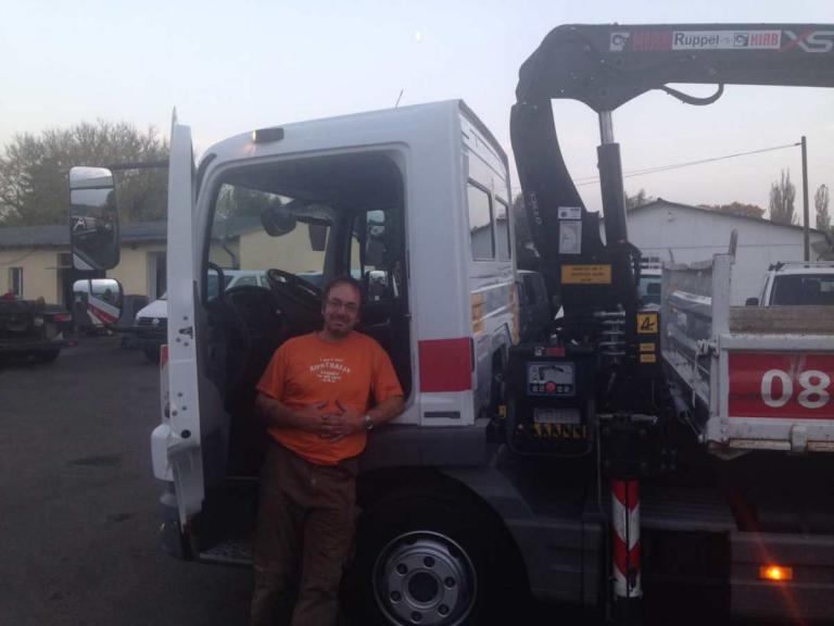 Mitarbeiter vor seinem LKW